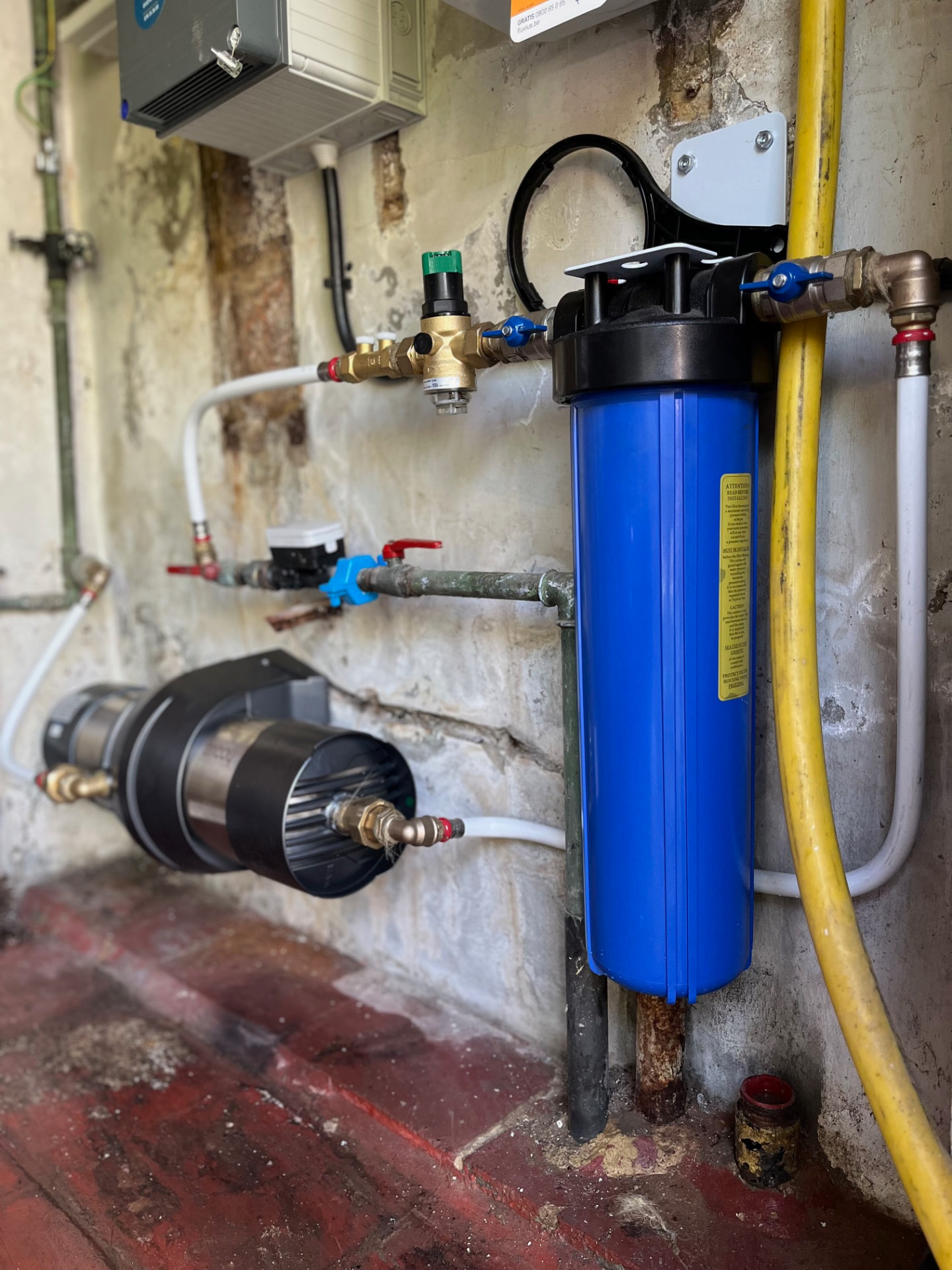 Adoucisseur d'eau et système de filtration installés dans une cuisine moderne