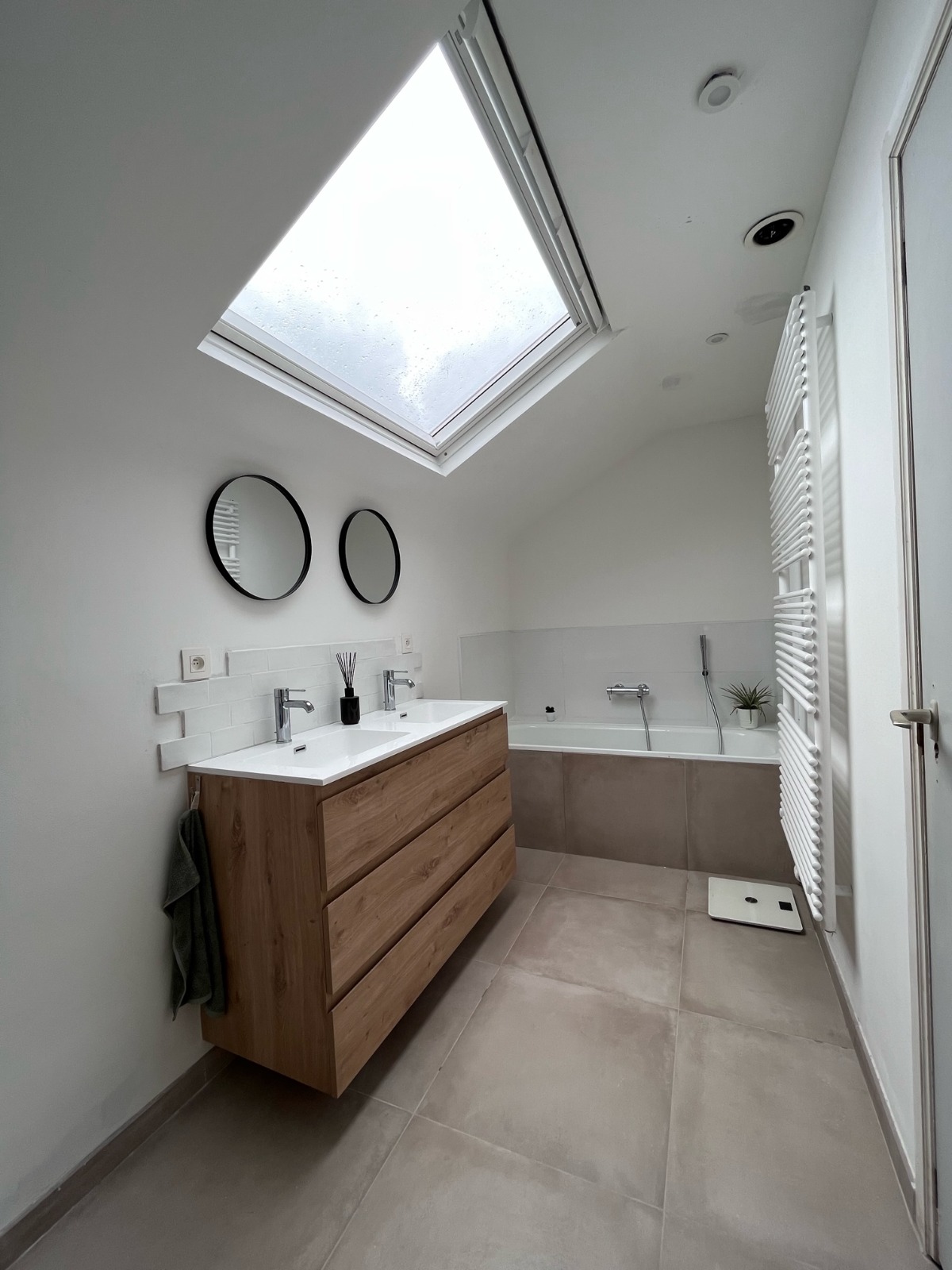 Salle de bain rénovée avec meuble double vasque